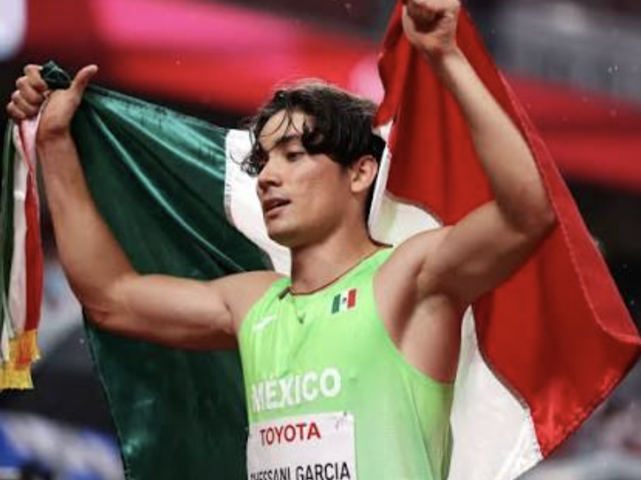 Mexican para-javelin thrower holding the national flag